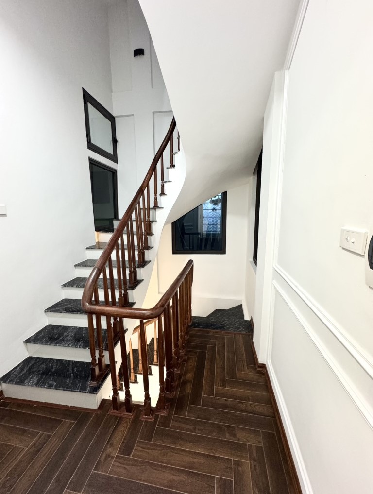 ÁN NHÀ NGỌC HÀ - GẦN PHỐ - GẦN Ô TÔ - 38M2 - 5 TẦNG - 4M MẶT TIỀN - 9 TỶ - LÔ GÓC - NHÀ ĐẸP Ở NGAY